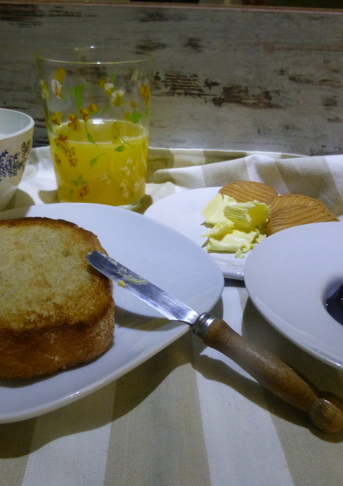 Una foto de Desayuno con rebanadas de pan casero, mantequilla y mermelada