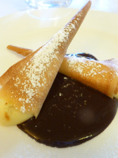 Una foto de Canutillos de crema de limon y chocolate caliente