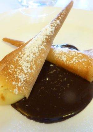 Una foto de Canutillos de crema de limon y chocolate caliente