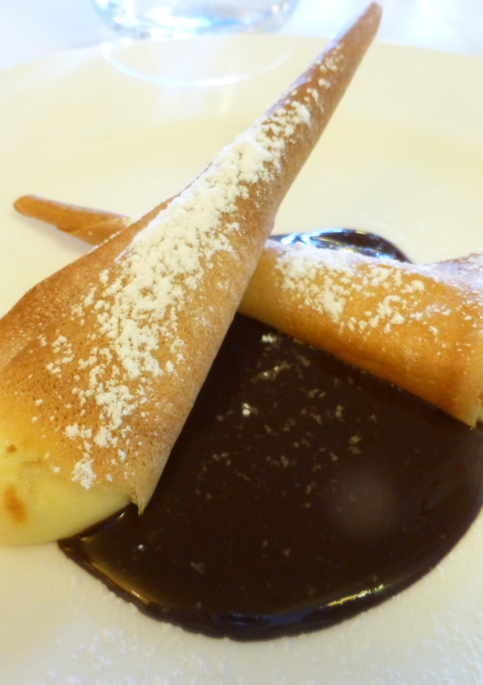 Una foto de Canutillos de crema de limon y chocolate caliente