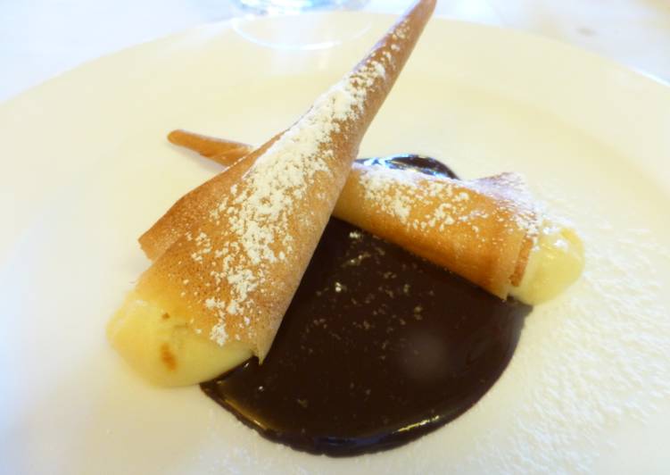 Canutillos de crema de limon y chocolate caliente