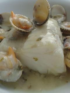 Una foto de Bacalao fresco en salsa con berberechos