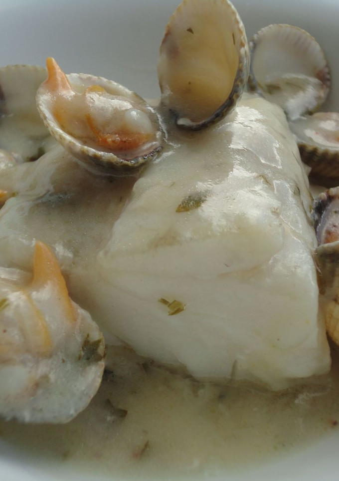 Una foto de Bacalao fresco en salsa con berberechos