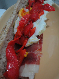 Una foto de Bocata de jamón y huevo frito