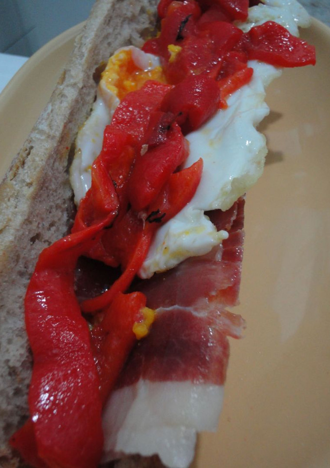 Una foto de Bocata de jamón y huevo frito