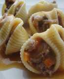 Galets rellenas de carrilleras en su salsa