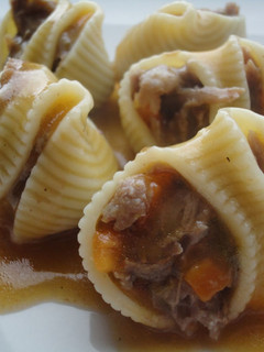 Una foto de Galets rellenas de carrilleras en su salsa