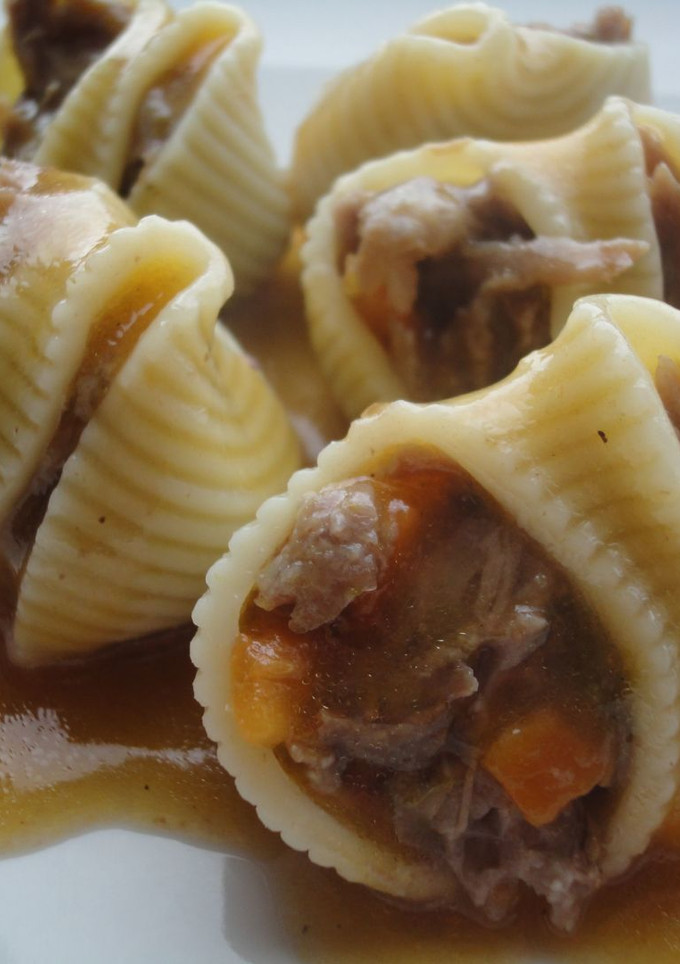Una foto de Galets rellenas de carrilleras en su salsa