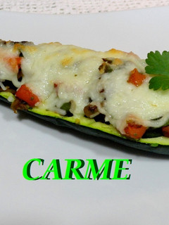 Una foto de Calabacín relleno de verduras salteadas