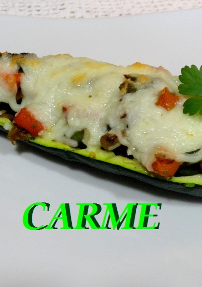 Una foto de Calabacín relleno de verduras salteadas