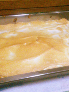 Una foto de Lasagna frutal con cubierta de merengue
