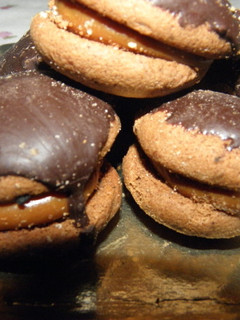 Una foto de Alfajorcitos de maicena y chocolate