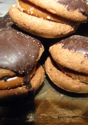 Una foto de Alfajorcitos de maicena y chocolate