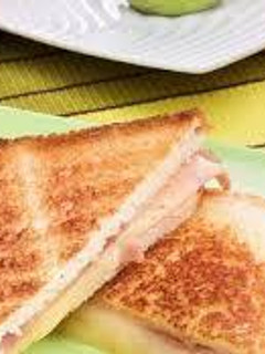 Una foto de Emparedado de jamón y queso