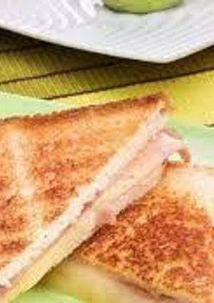 Una foto de Emparedado de jamón y queso