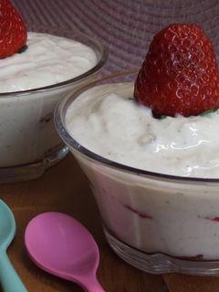 Una foto de Postre light de queso fresco con manzana y fresas