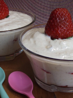 Una foto de Postre light de queso fresco con manzana y fresas