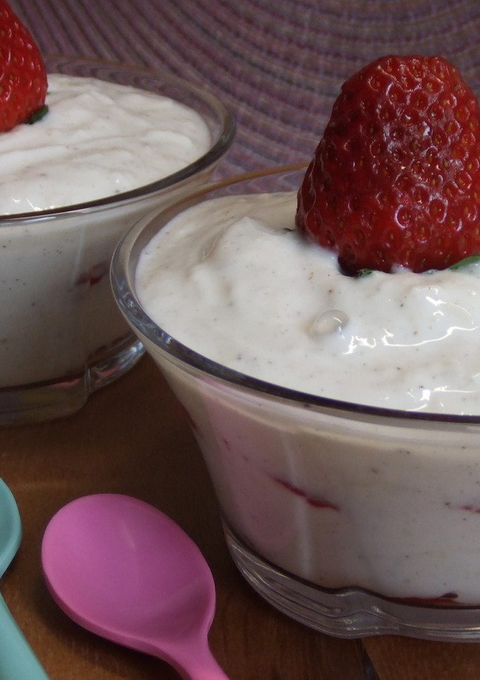 Una foto de Postre light de queso fresco con manzana y fresas