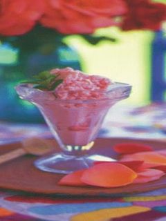 Una foto de Helado de pétalos de rosa