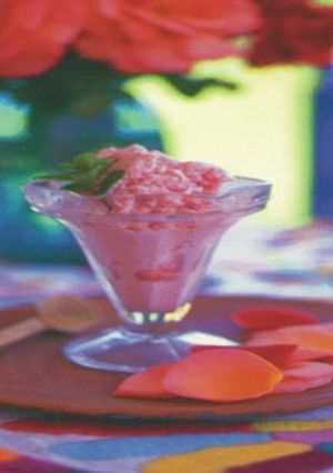 Una foto de Helado de pétalos de rosa