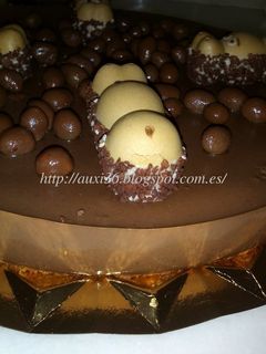 Una foto de Tarta Mousse de chocolate, decorada como el juego del Tragabolas