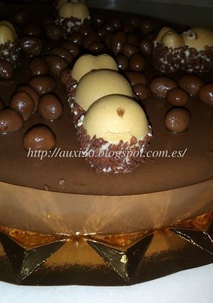 Una foto de Tarta Mousse de chocolate, decorada como el juego del Tragabolas