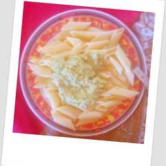 Una foto de Rigattoni con salsa de arvejas y camarones