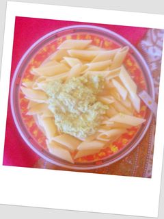Una foto de Rigattoni con salsa de arvejas y camarones