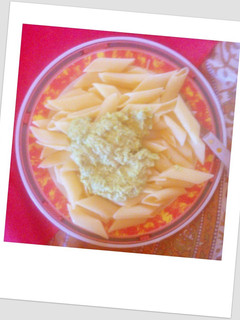 Una foto de Rigattoni con salsa de arvejas y camarones