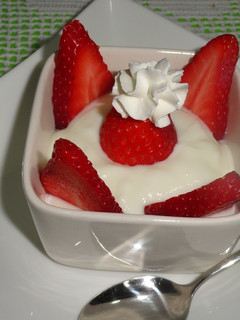Una foto de Postre de yogur de limón cremoso con fresones