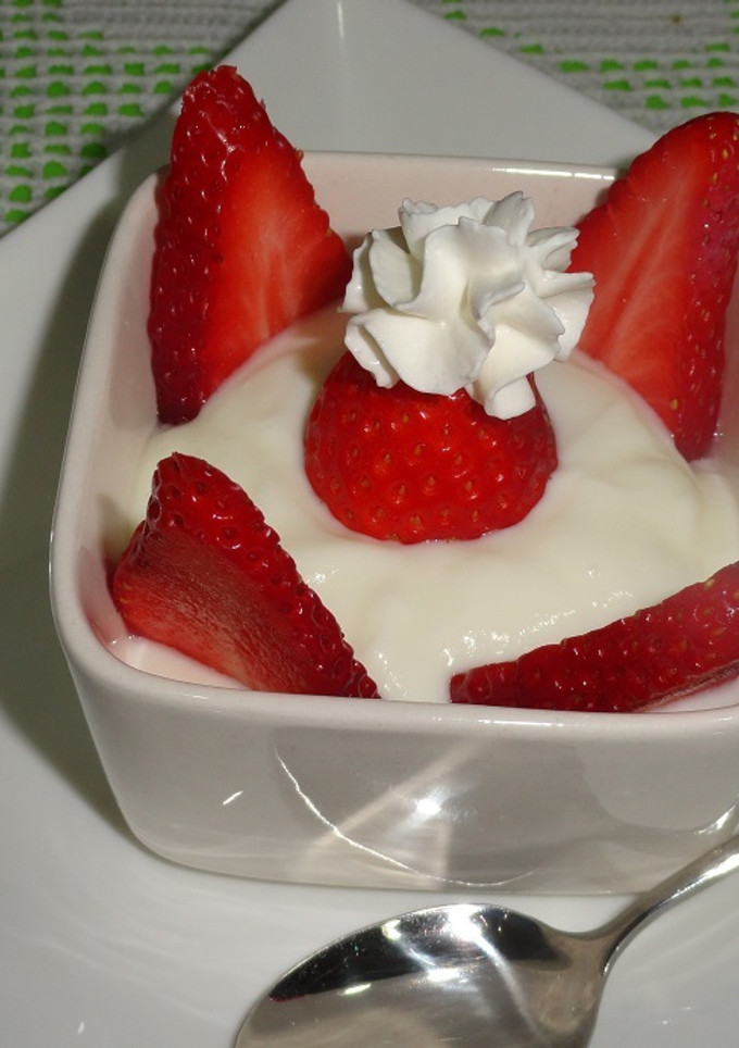 Una foto de Postre de yogur de limón cremoso con fresones