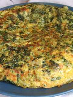 Una foto de Tortilla sabrosa de brécol y espinacas con queso