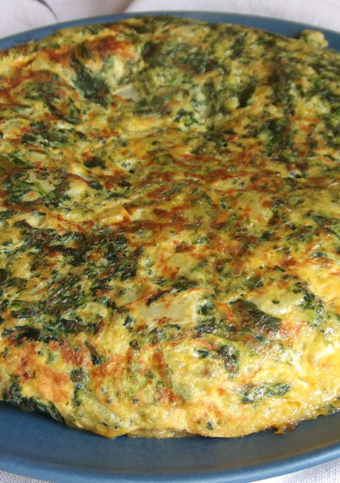 Una foto de Tortilla sabrosa de brécol y espinacas con queso