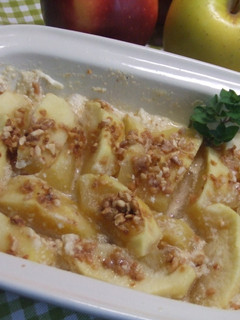 Una foto de Manzanas al horno con almendra crocanti y aguardiente