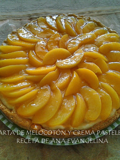 Una foto de Tarta de Melocotón y Crema Pastelera
