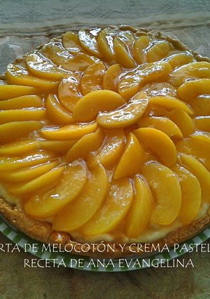 Una foto de Tarta de Melocotón y Crema Pastelera