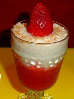 Una foto de Arroz con leche y gelatina de fresas