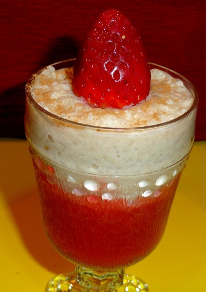 Una foto de Arroz con leche y gelatina de fresas