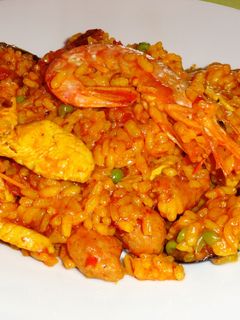 Una foto de Arroz con verduras, marisco, pollo y mi toque