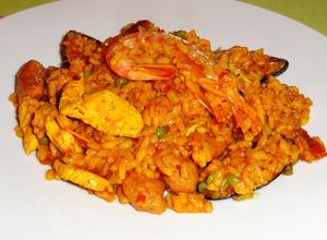 Una foto de Arroz con verduras, marisco, pollo y mi toque