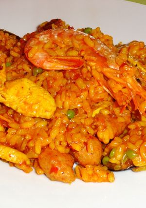 Una foto de Arroz con verduras, marisco, pollo y mi toque