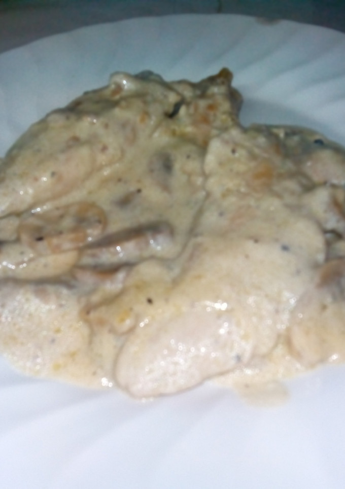 Una foto de Solomillo de pavo, con nata y champiñones