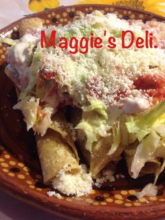 Una foto de Flautas de carne deshebrada