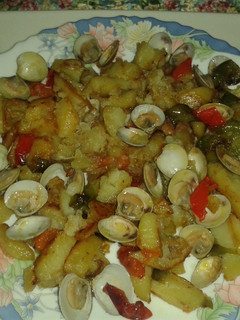 Una foto de Patatas fritas con almejas y pimientos
