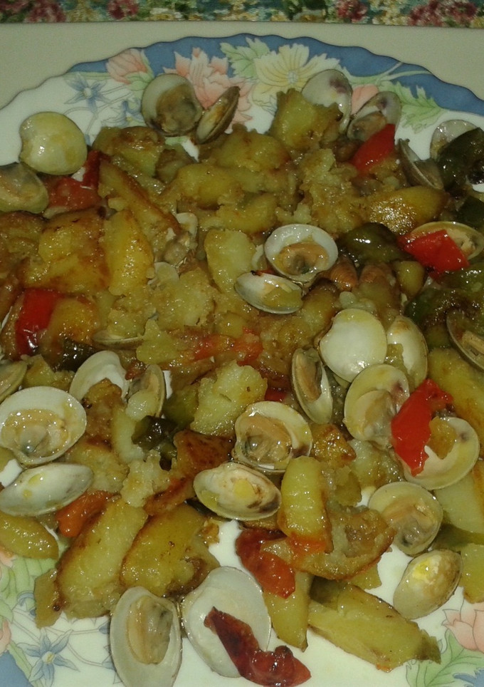 Una foto de Patatas fritas con almejas y pimientos