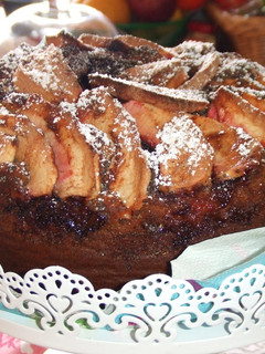 Una foto de Pastel de manzana con frambuesas y semillas de amapola