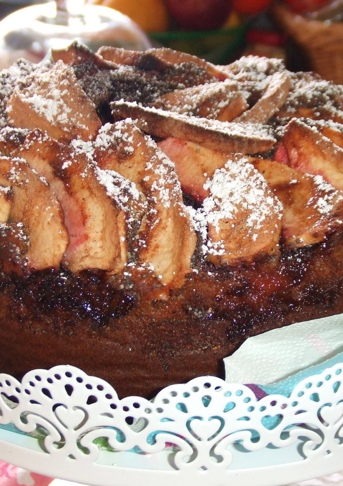 Una foto de Pastel de manzana con frambuesas y semillas de amapola