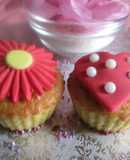 Cupcake de chocolate blanco con adornos de fondant