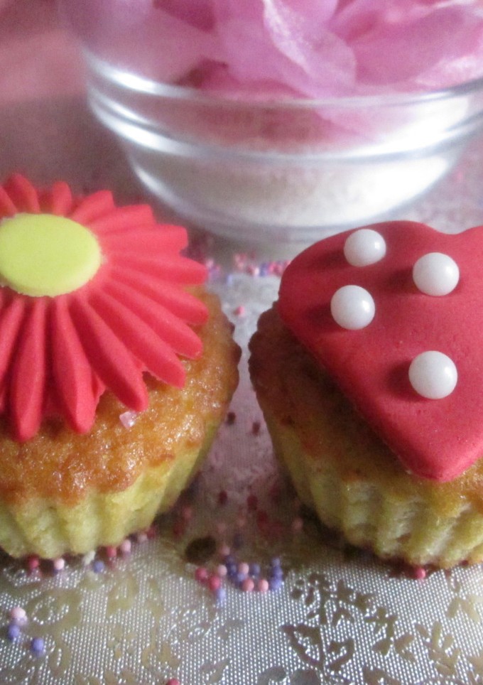 Una foto de Cupcake de chocolate blanco con adornos de fondant