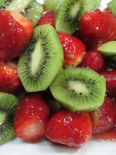 Una foto de Ensalada de fresa y kiwi con salsa roja